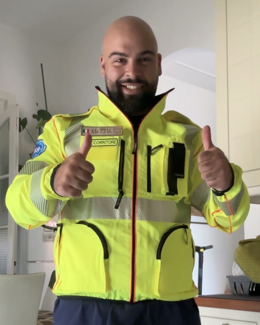 Mattia con la giacca da soccorritore