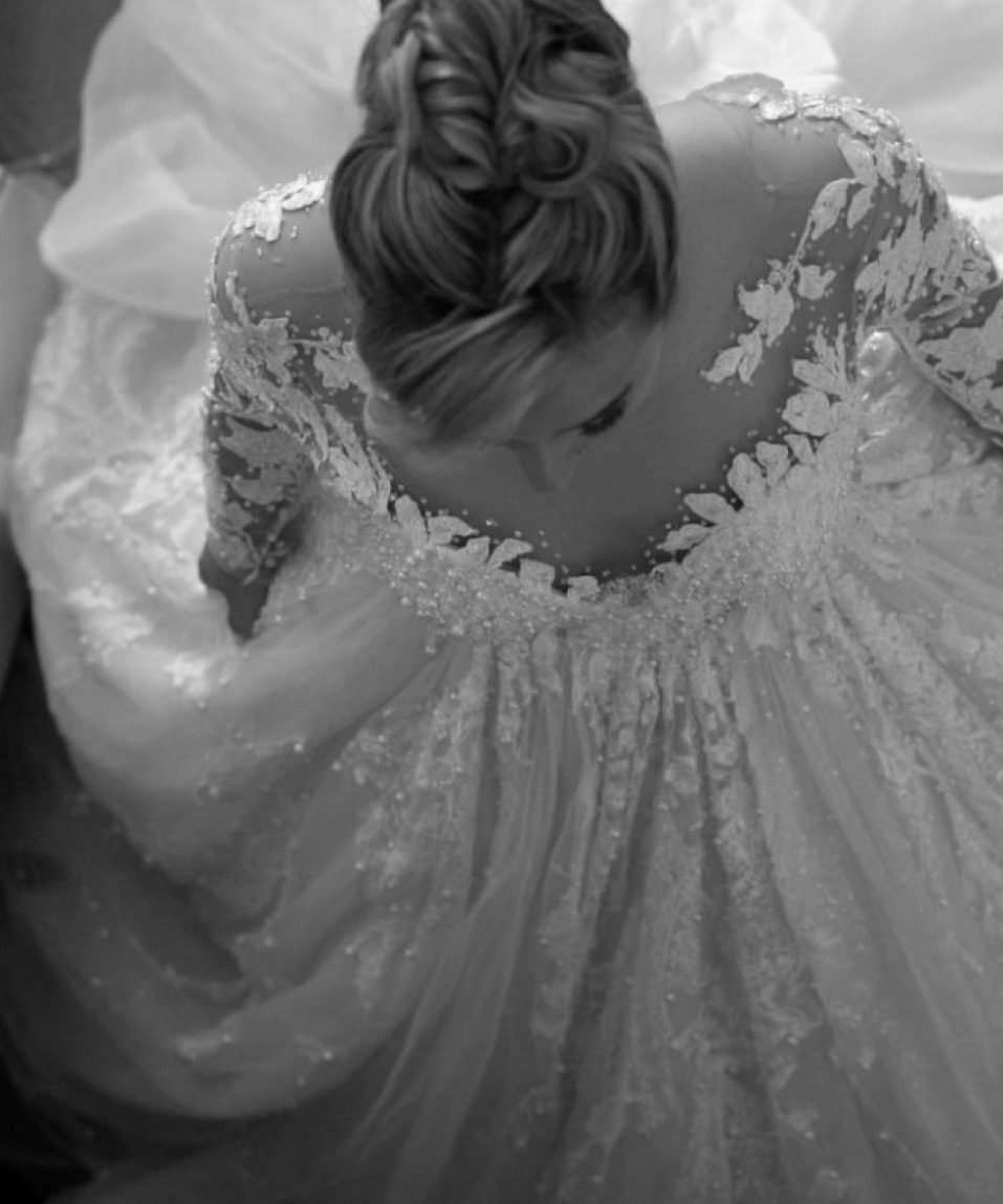 Sposa di spalle in bianco e nero