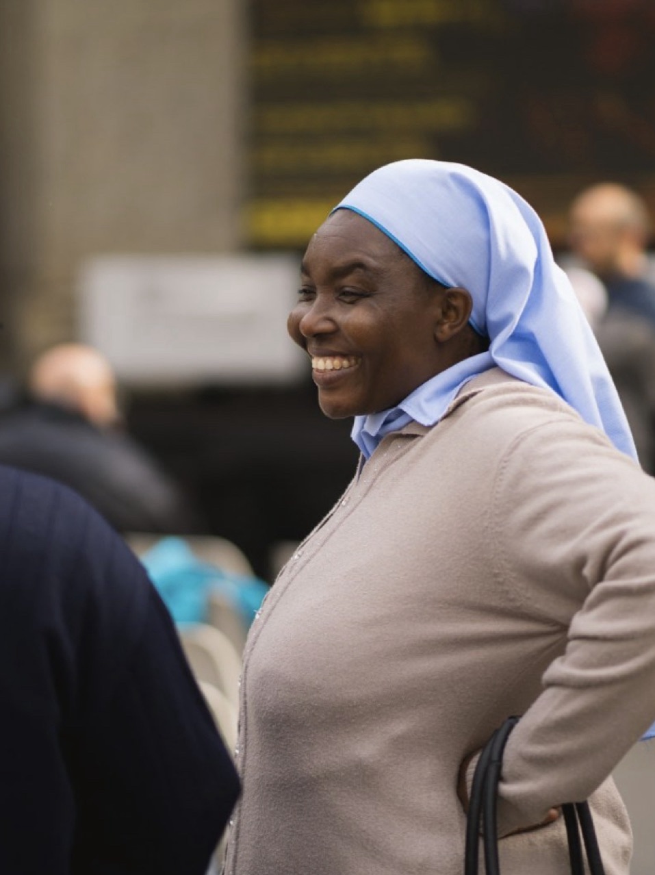 Donna sorridente con velo azzurro