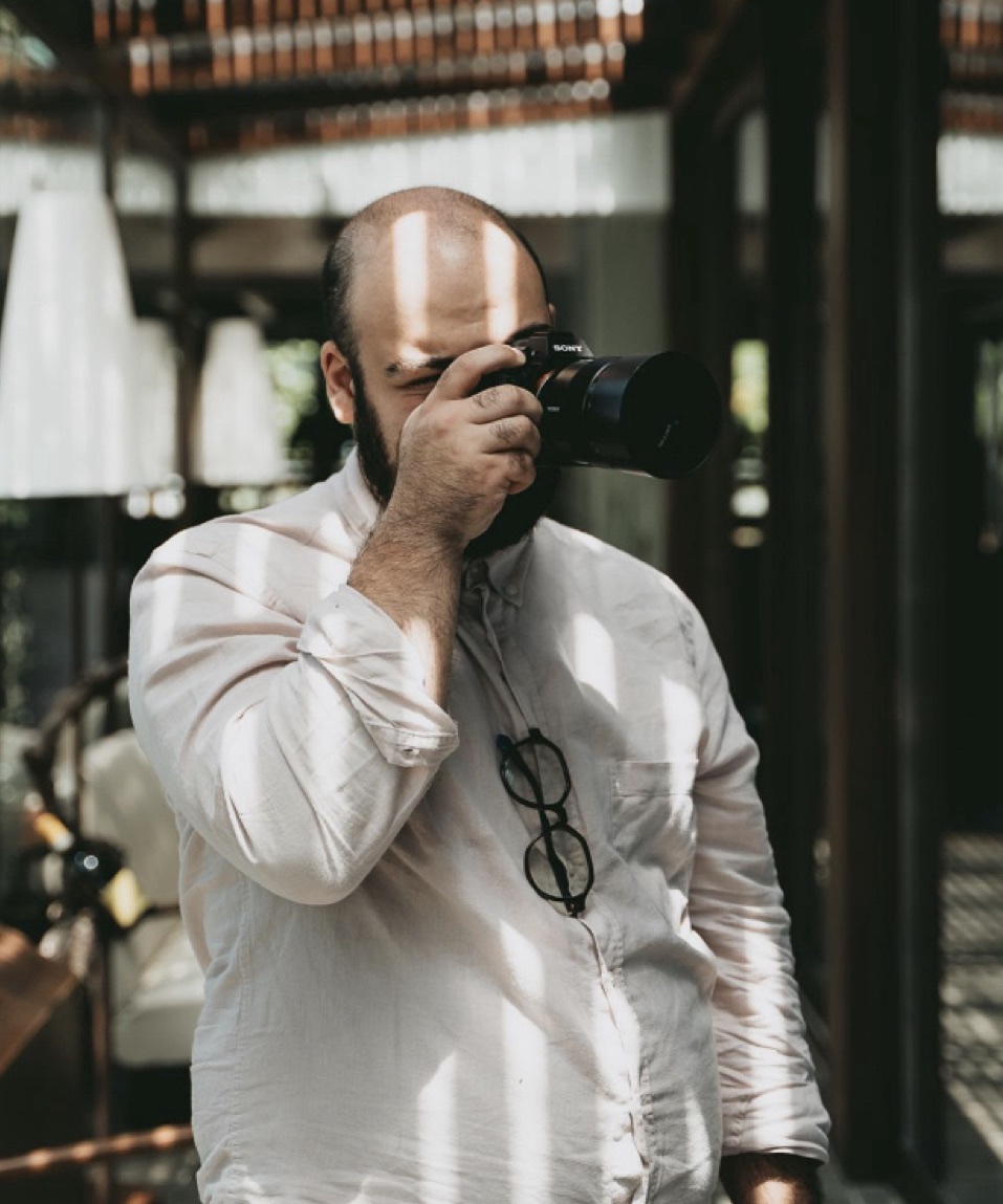 Fotografo con macchina fotografica al volto