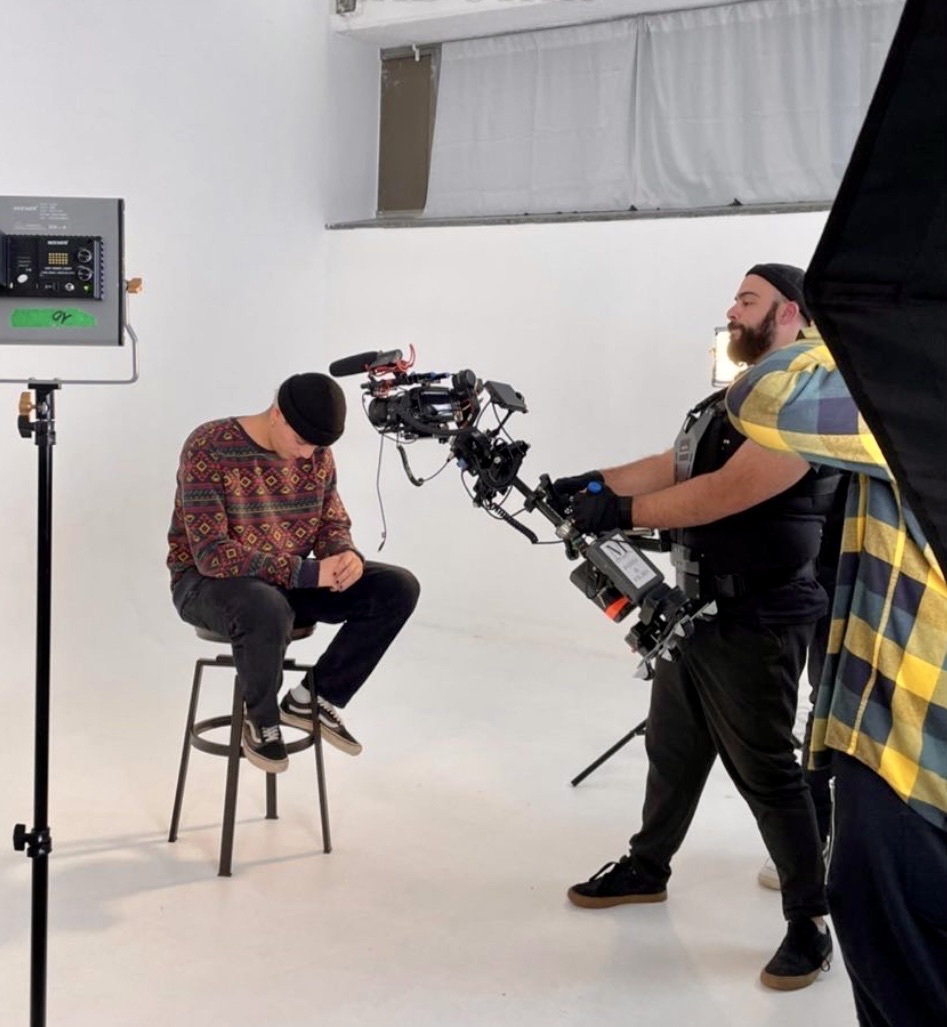 Mattia sul set mentre riprende con la videocamera su gimbal